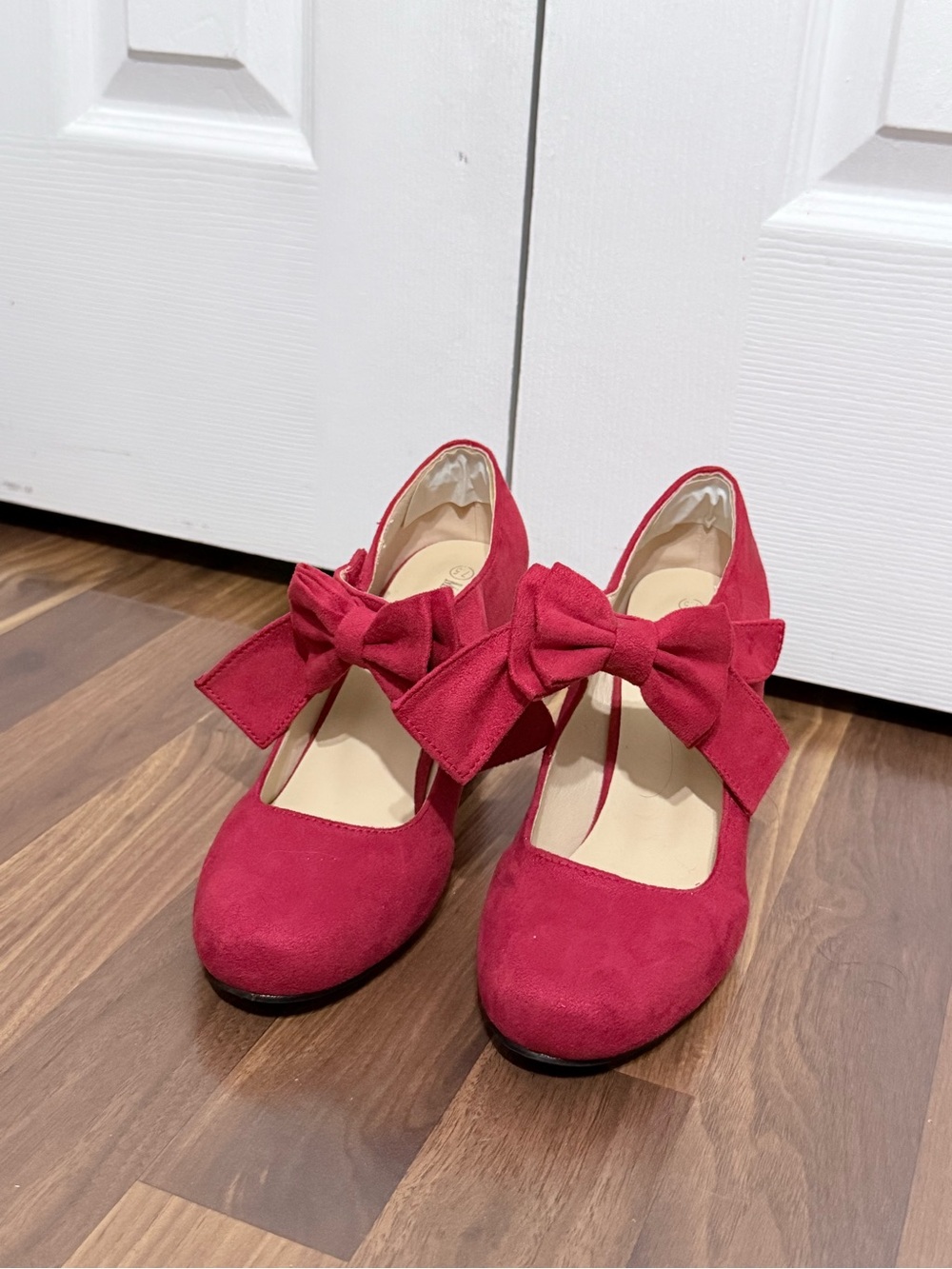 Women’s Red Bow Accent Suede Pumps